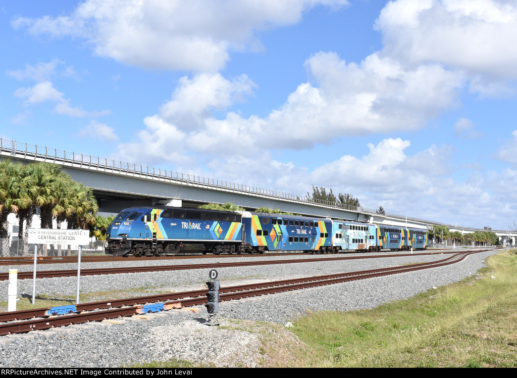 BL36PH # 822 approaching the MIC with its train of Rotem cars into the MIC 